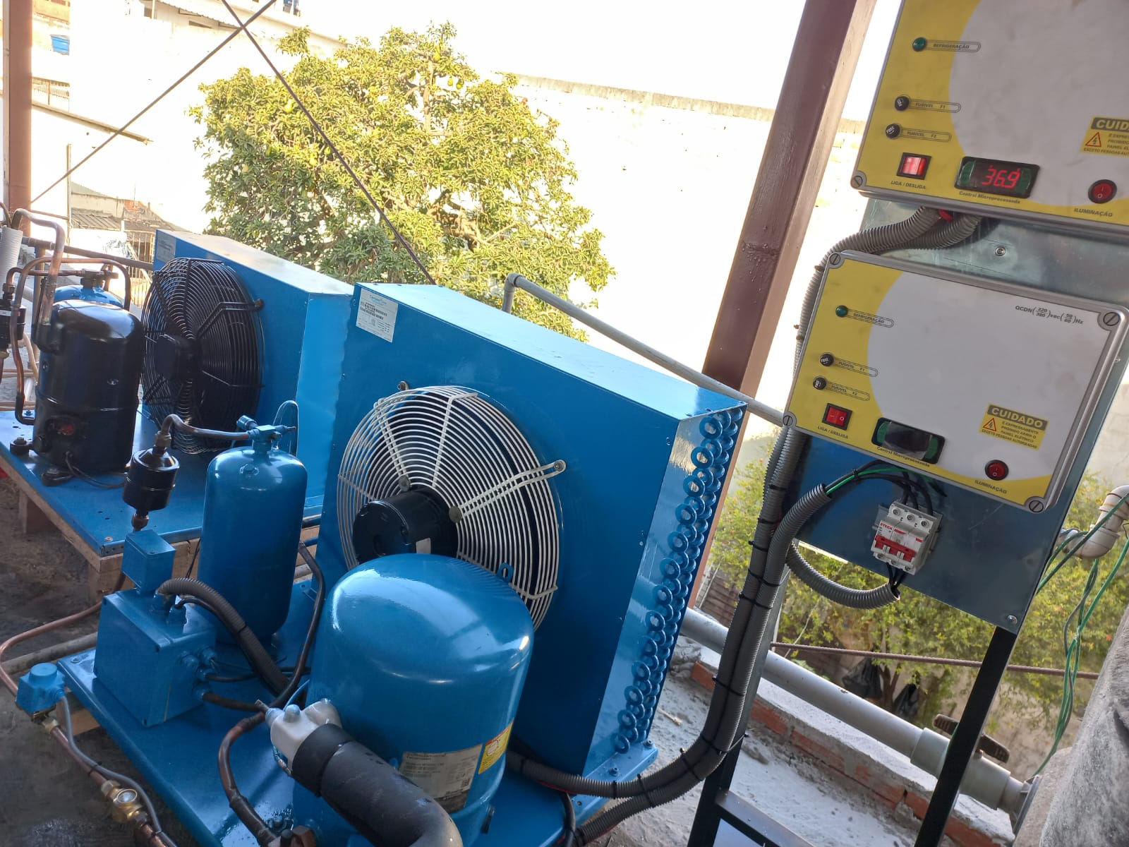 Sistema de refrigeração externo com painel digital e unidades condensadoras - Central Frio
