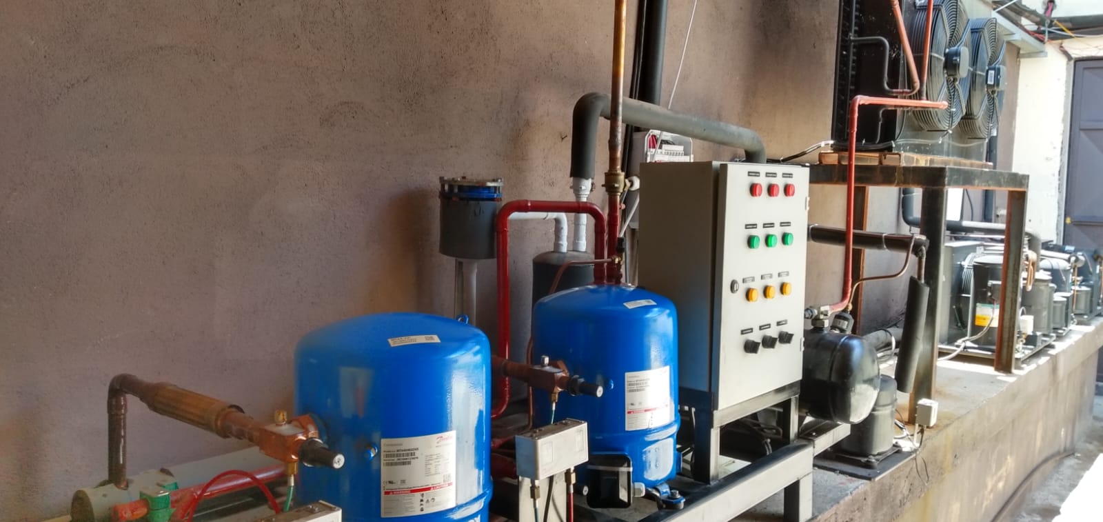 Central de refrigeração industrial com compressores e painel de controle - Central Frio