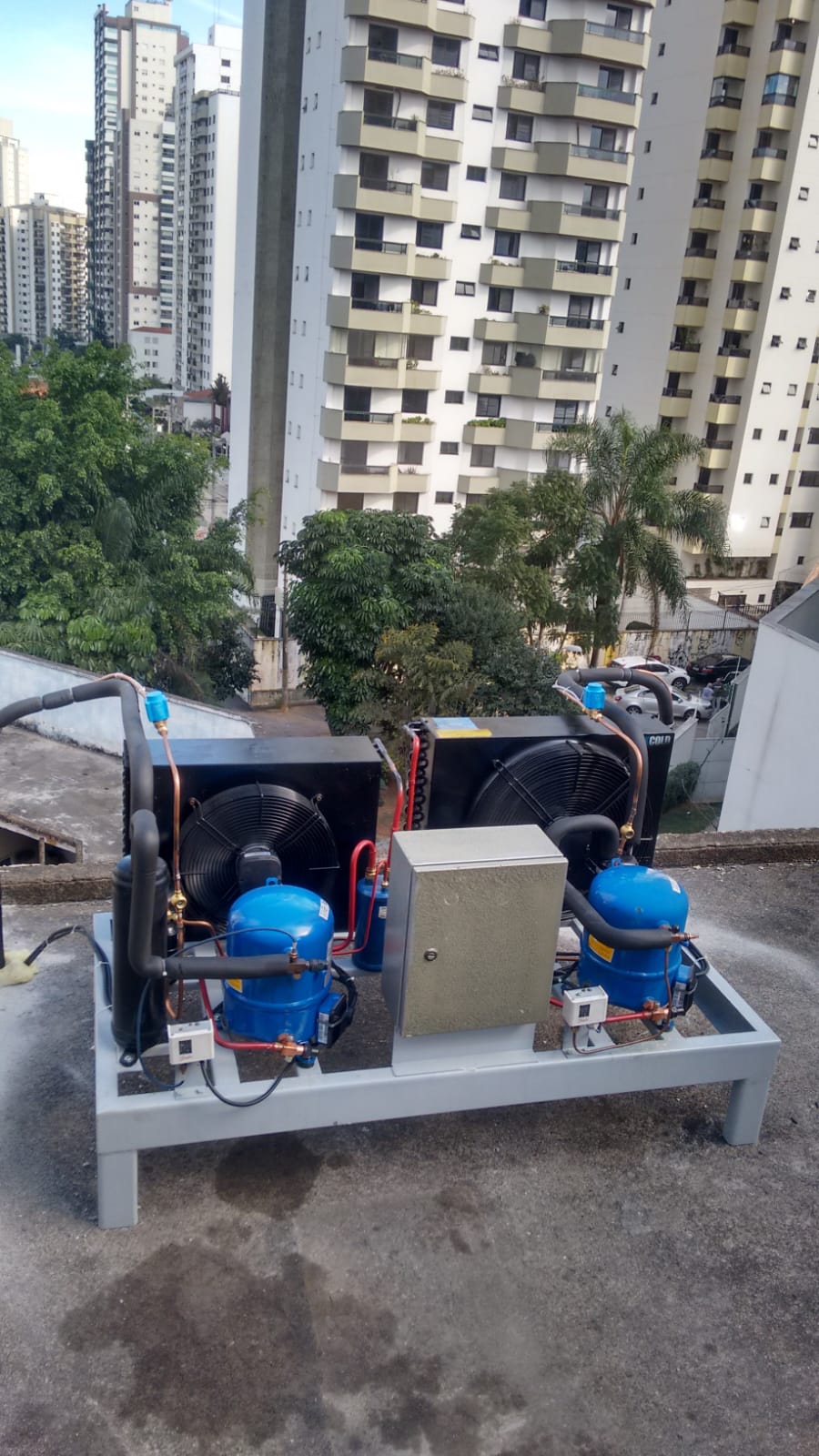 Unidade condensadora de circuito duplo instalada em cobertura - Central Frio